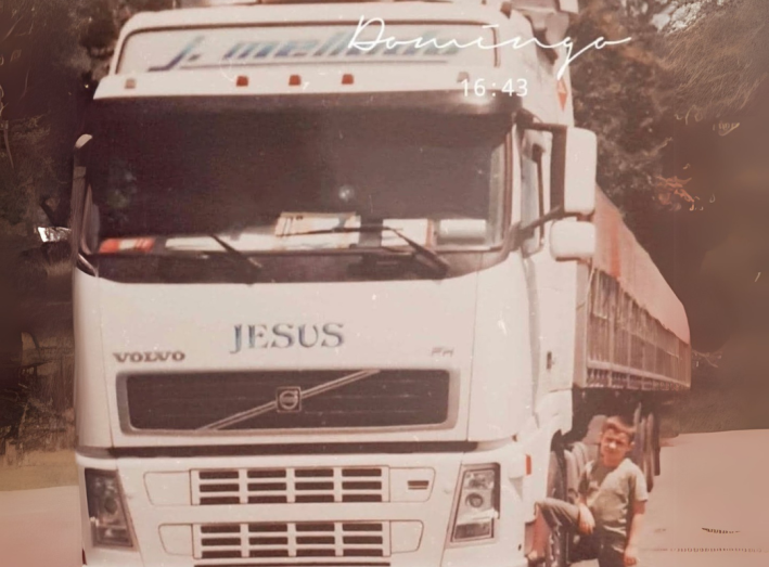 Imagen antigua de Jesús pequeño con camión Mellado